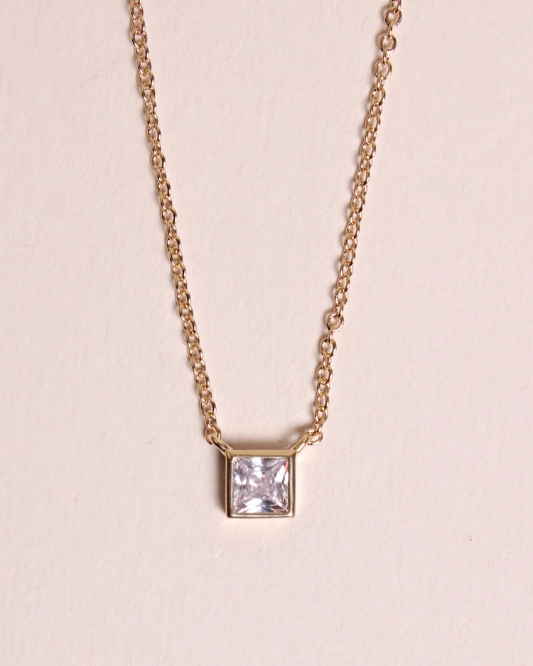 Collier Maja en or avec pendentif en zircon scintillant