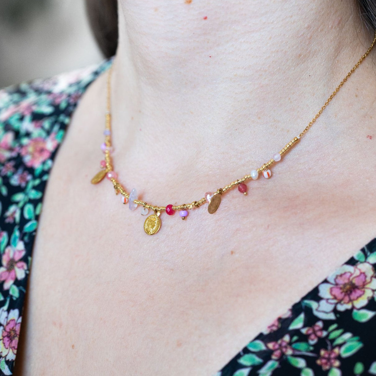 Collier Lila avec breloques dorées et perles colorées