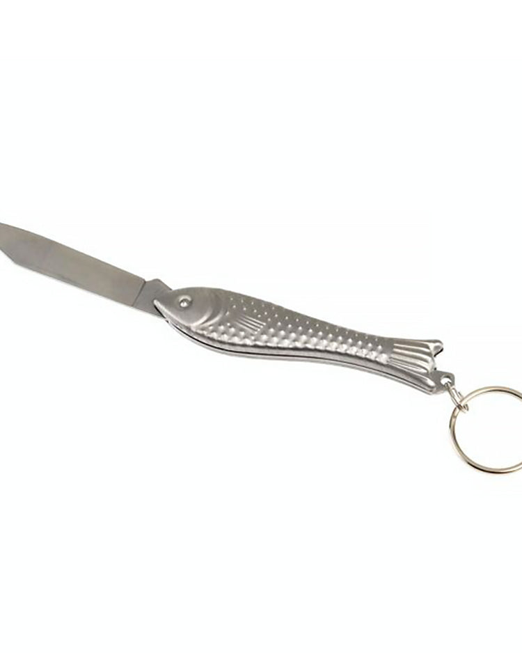 Porte-clés en forme de poisson avec lame visible et texture métallique.