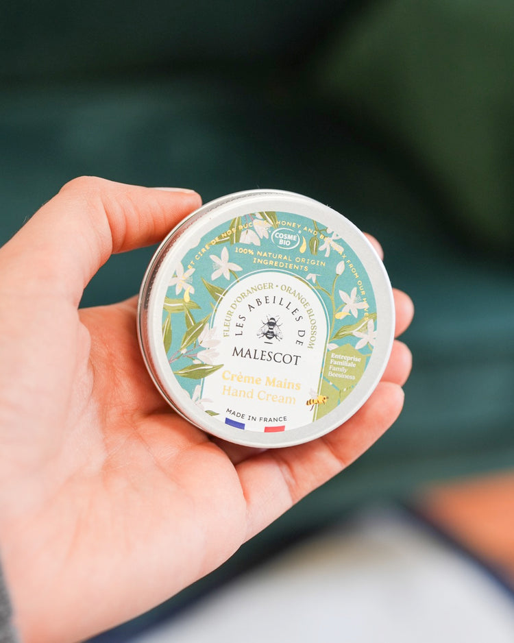 Crème pour les mains avec texture onctueuse et flacon élégant.