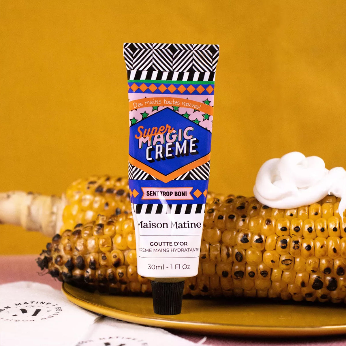 Crème mains Super Magic avec texture crémeuse et tube élégant.
