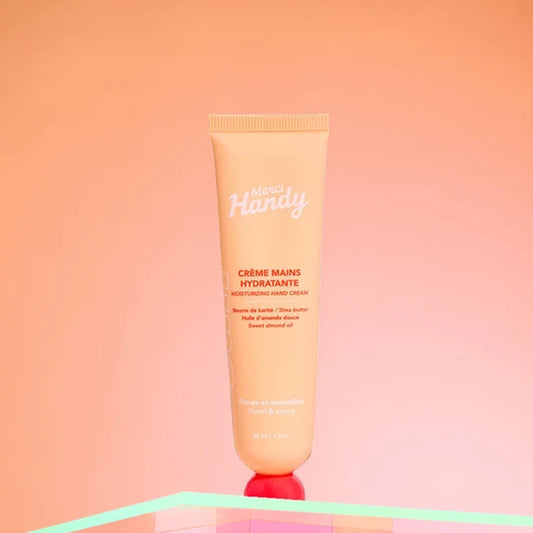 Crème mains Sun avec texture crémeuse sur fond clair