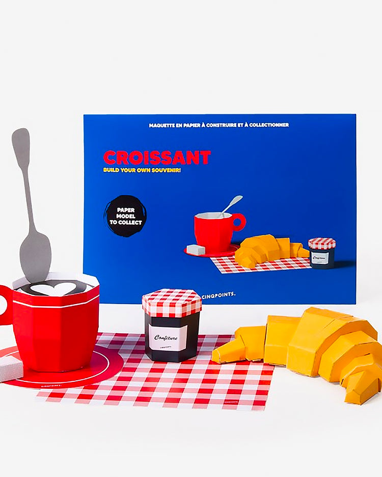 Maquette 3D de petit-déjeuner avec croissant en papier
