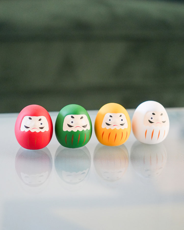 Daruma japonais en vue rapprochée, détails des yeux vides.