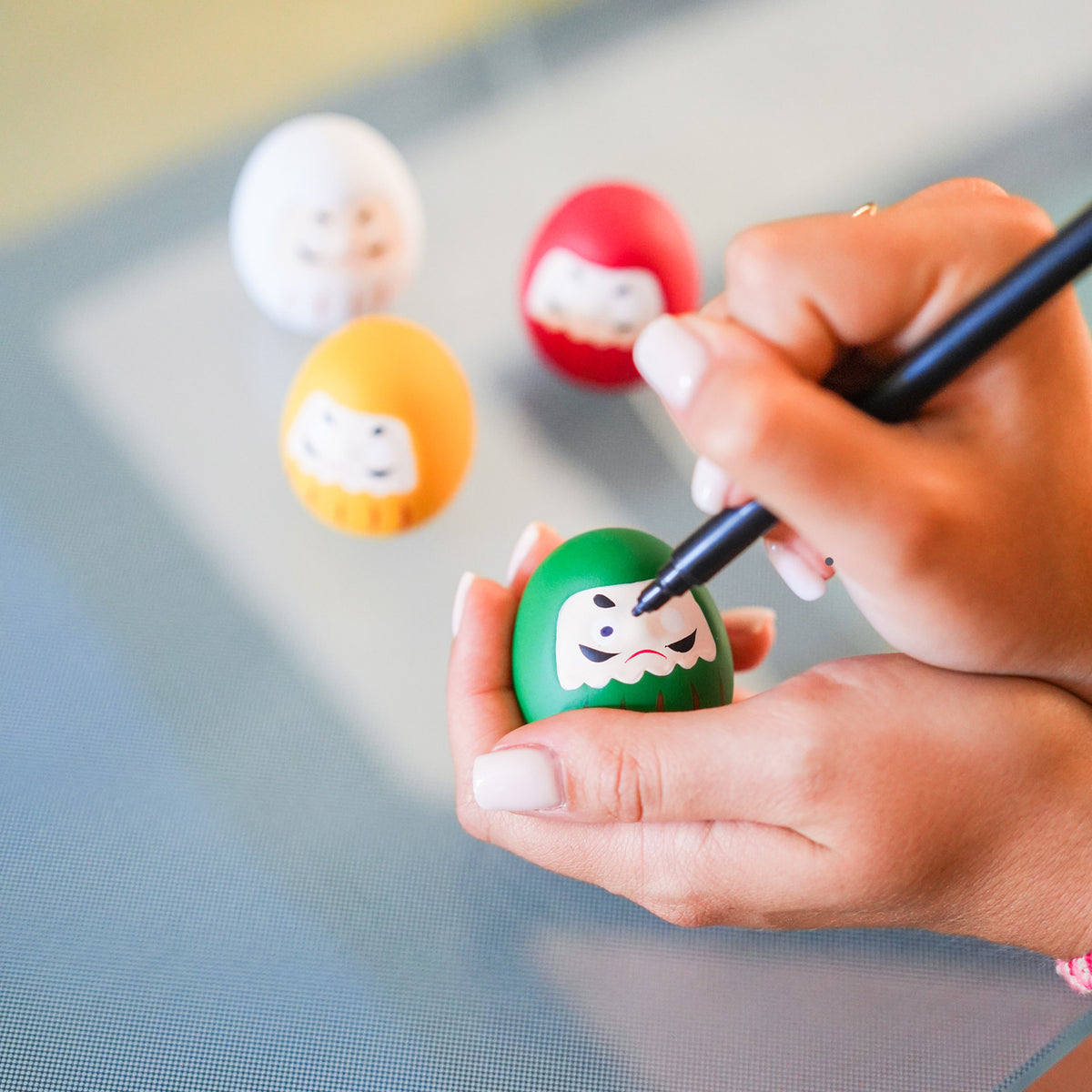 Daruma japonais en vue rapprochée, détails des yeux vides.