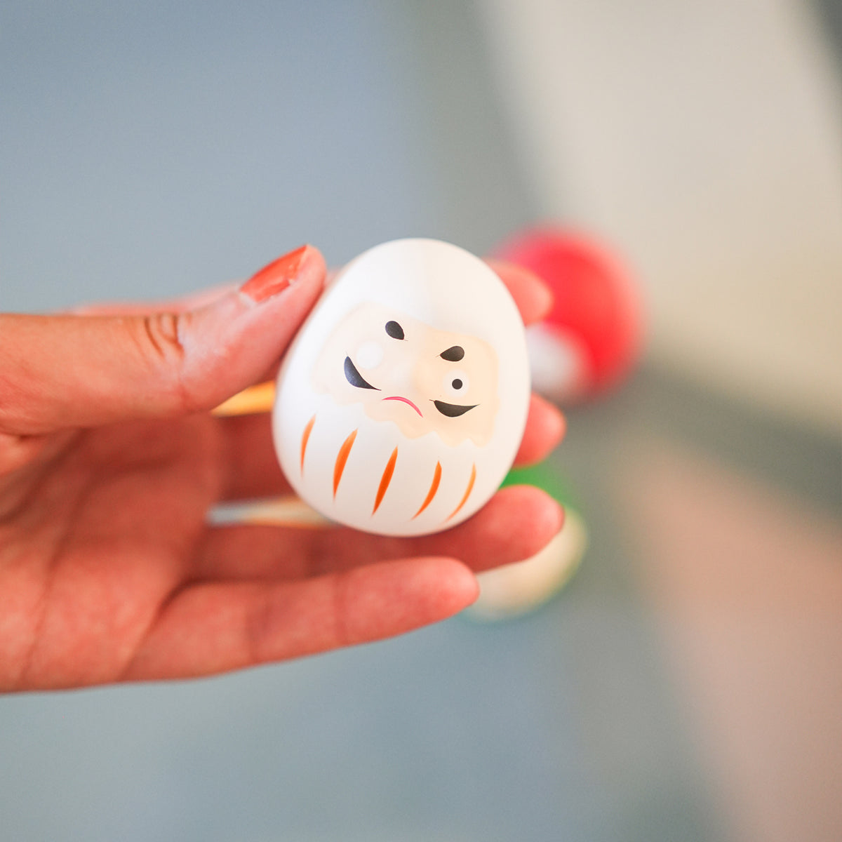 Daruma japonais en vue rapprochée, détails des yeux vides.