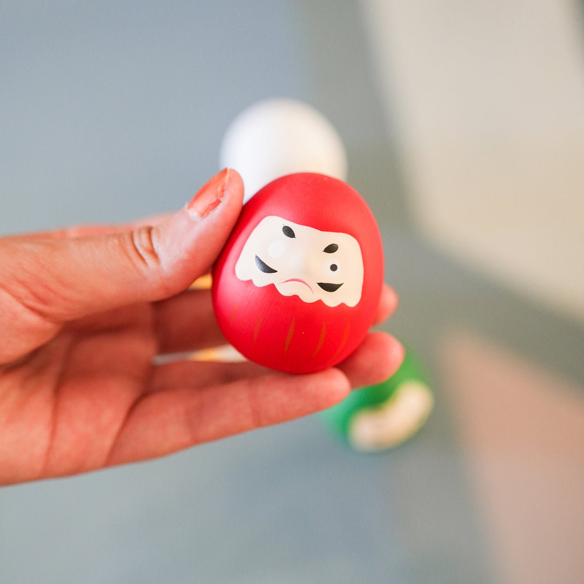 Daruma japonais en vue rapprochée, détails des yeux vides.