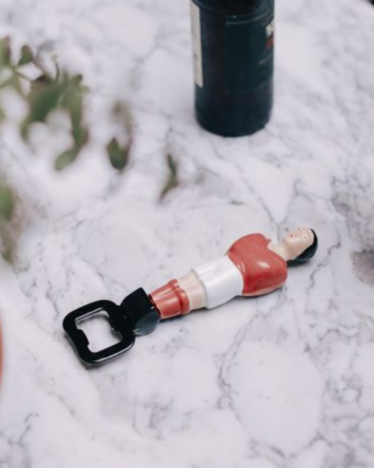 Décapsuleur en métal rouge, design joueur de baby-foot