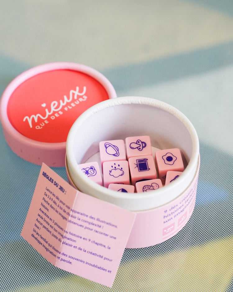 Dés colorés pour enfants avec illustrations ludiques sur chaque face.