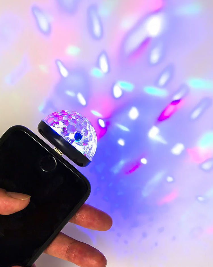 Boule disco lumineuse projetant des lumières colorées.