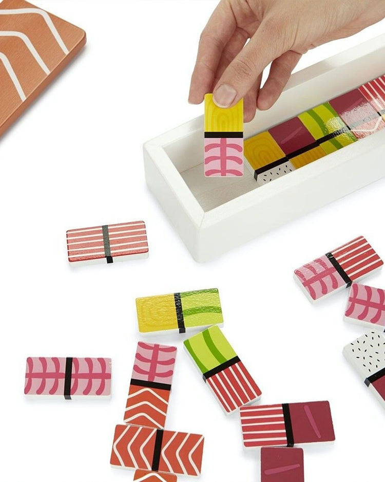Jeu de dominos colorés en forme de sushis sur fond clair.
