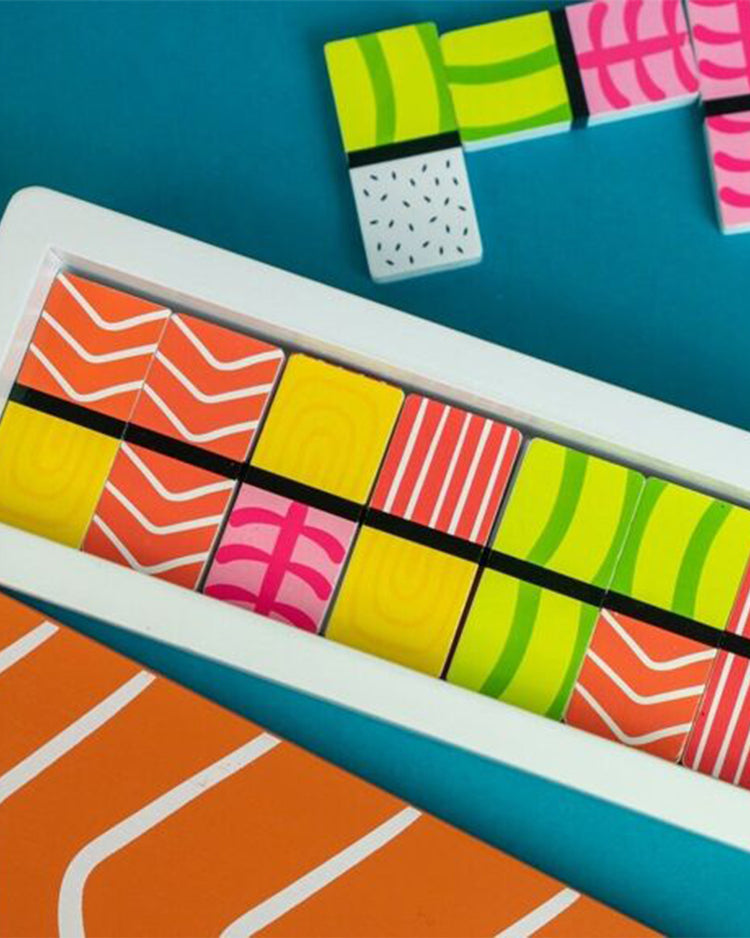 Jeu de dominos en forme de sushis colorés sur fond clair.