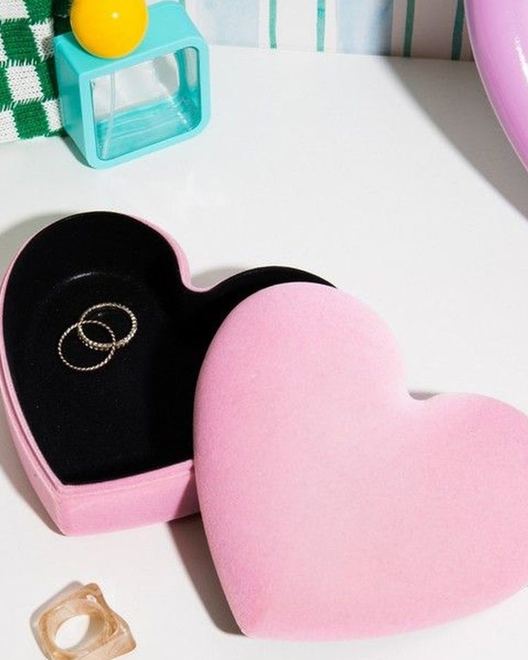 Boîte à bijoux en velours rose en forme de cœur, vue de dessus