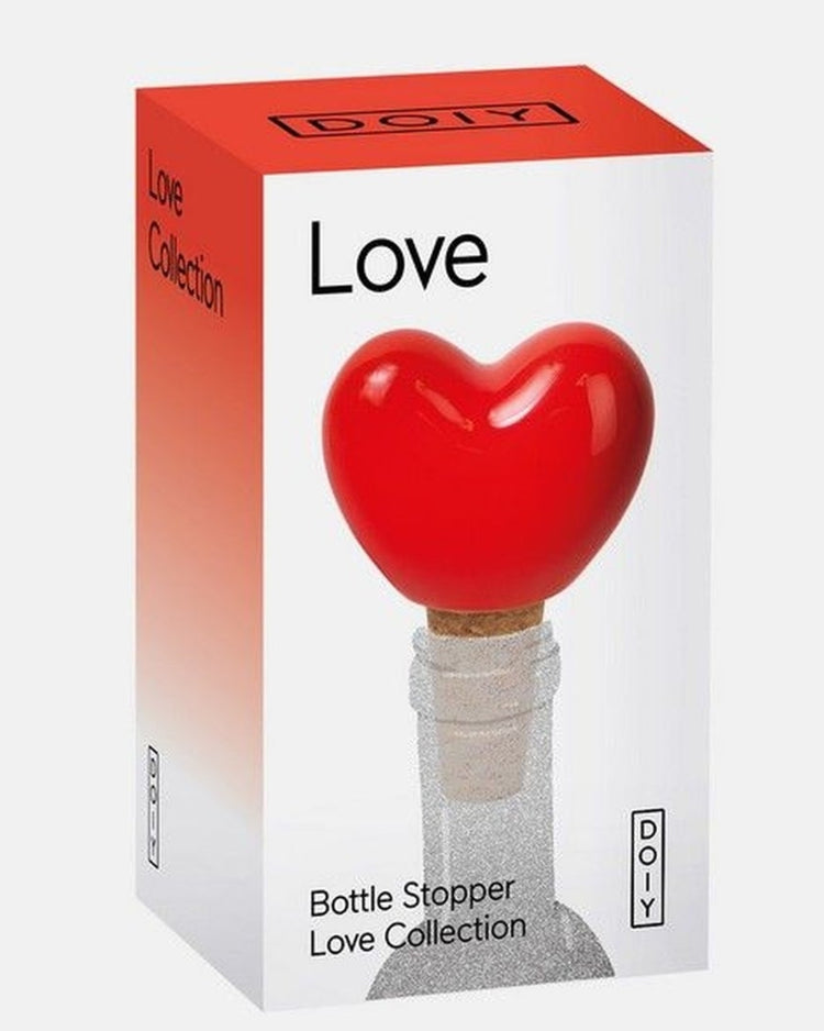 Bouchon de bouteille en forme de cœur sur fond blanc