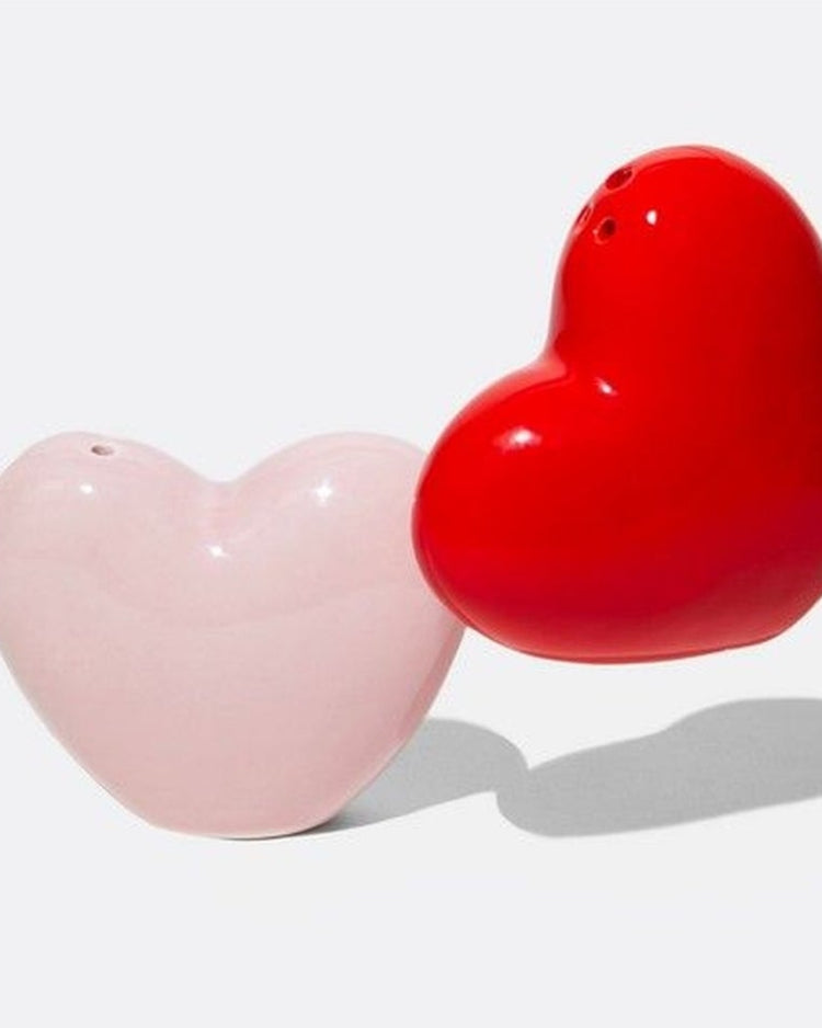 Salière et poivrière en céramique en forme de cœurs, vue de face