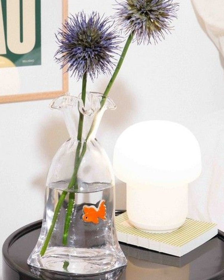 Vase en forme de poisson rouge avec texture brillante