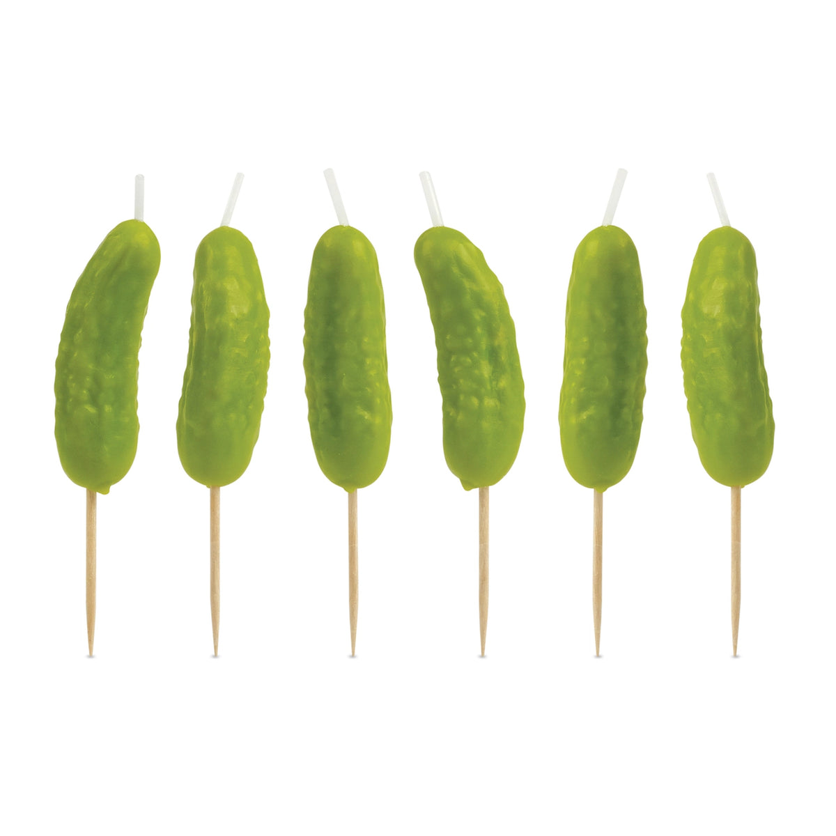 Bougies d'anniversaire en forme de cornichons sur un gâteau