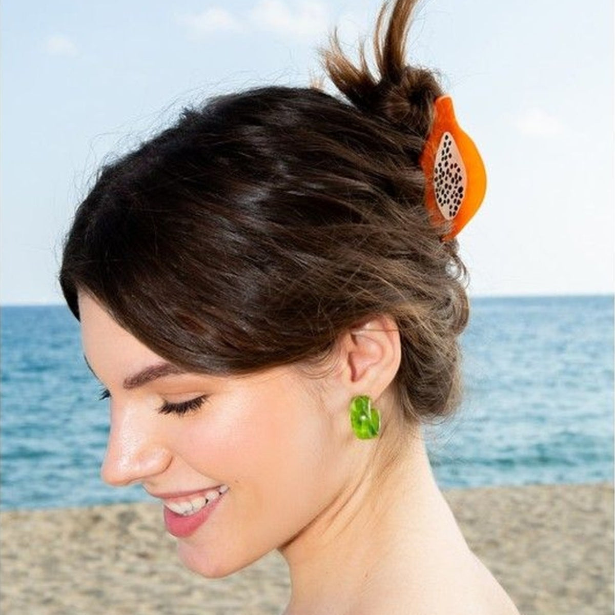 Pince à cheveux Papaye en acétate, vue de côté avec texture brillante