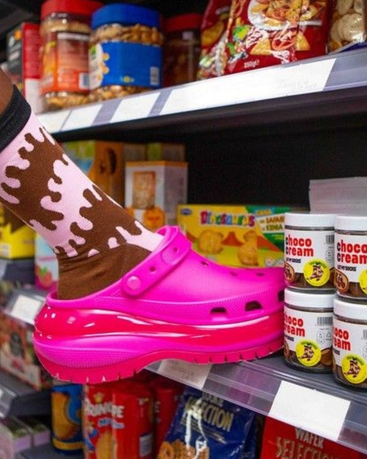 Chaussettes douillettes présentées dans un pot de pâte à tartiner