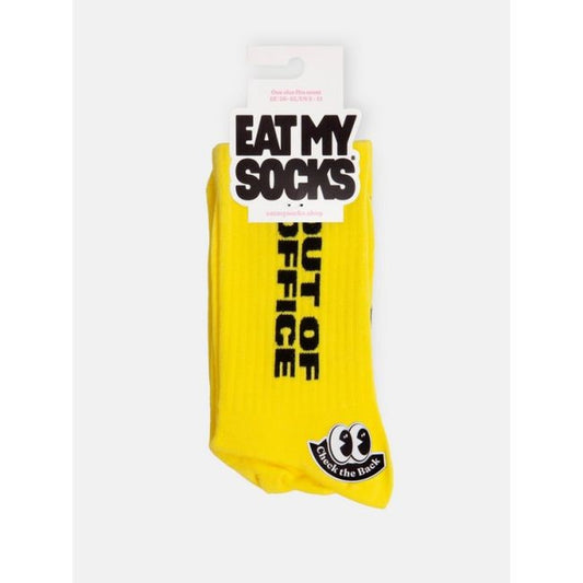 Chaussettes 'Out of office' avec message humoristique en gros plan