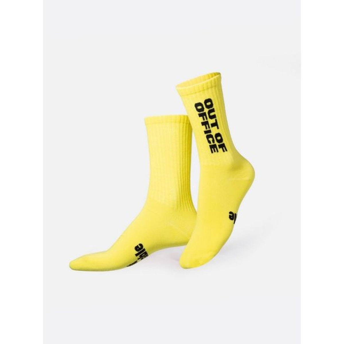 Chaussettes 'Out of office' avec message humoristique en gros plan