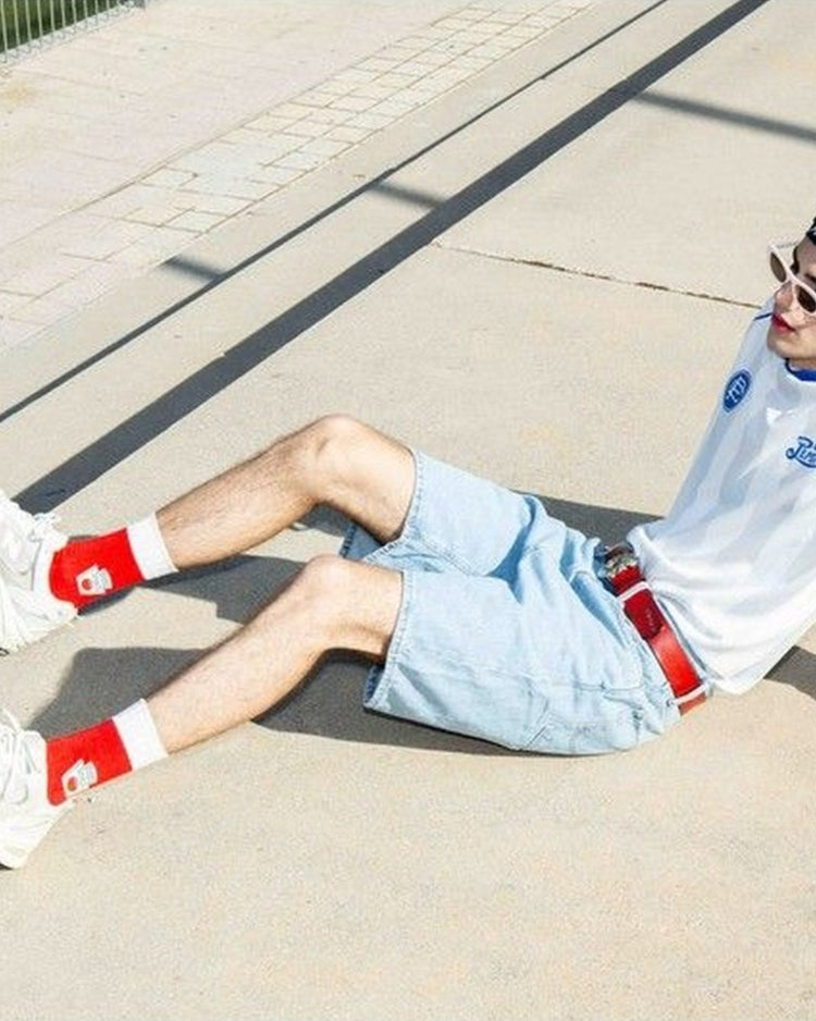 Chaussettes Ketchup avec motif de sauce sur fond blanc