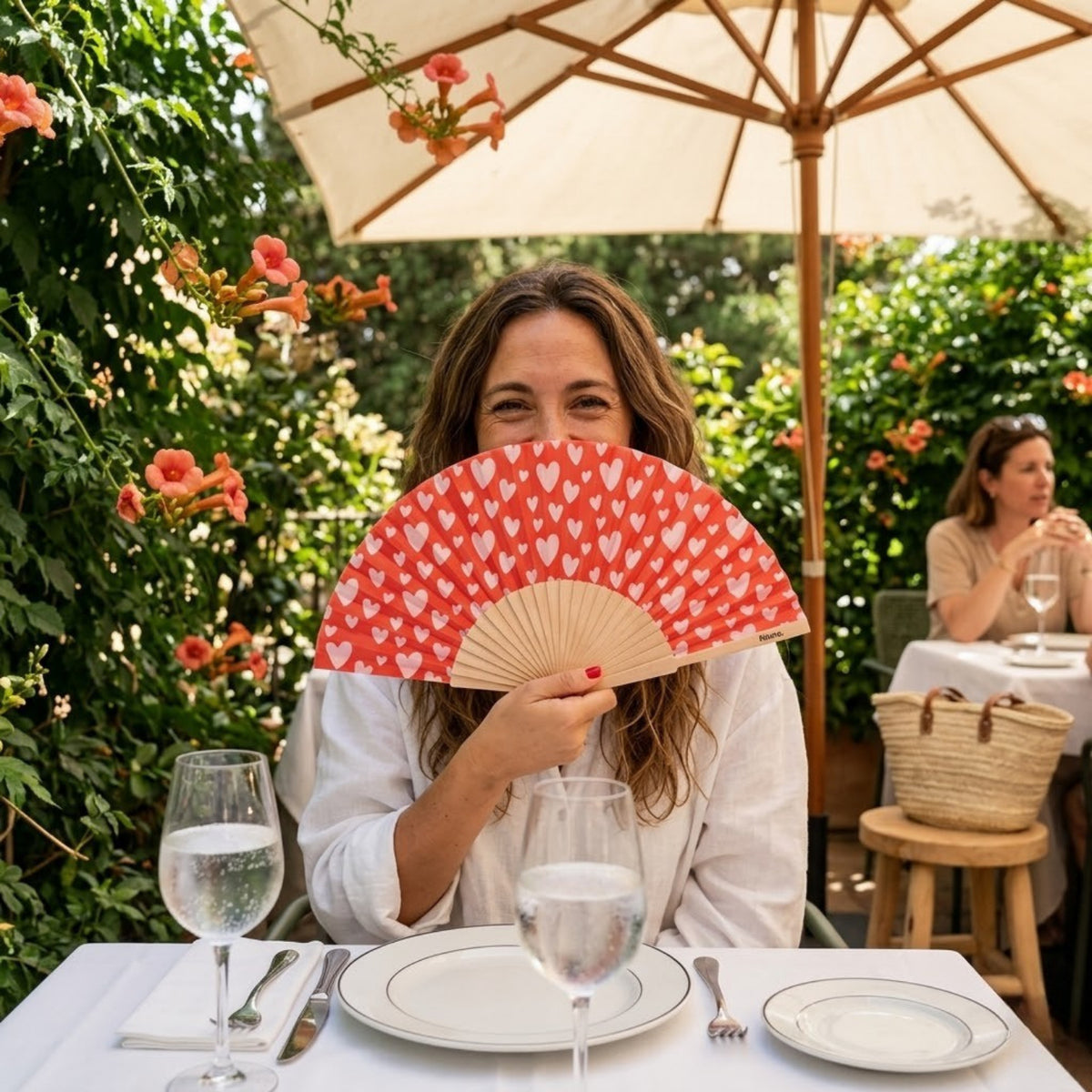 Éventail décoré de petits cœurs rouges, brille dans l'obscurité