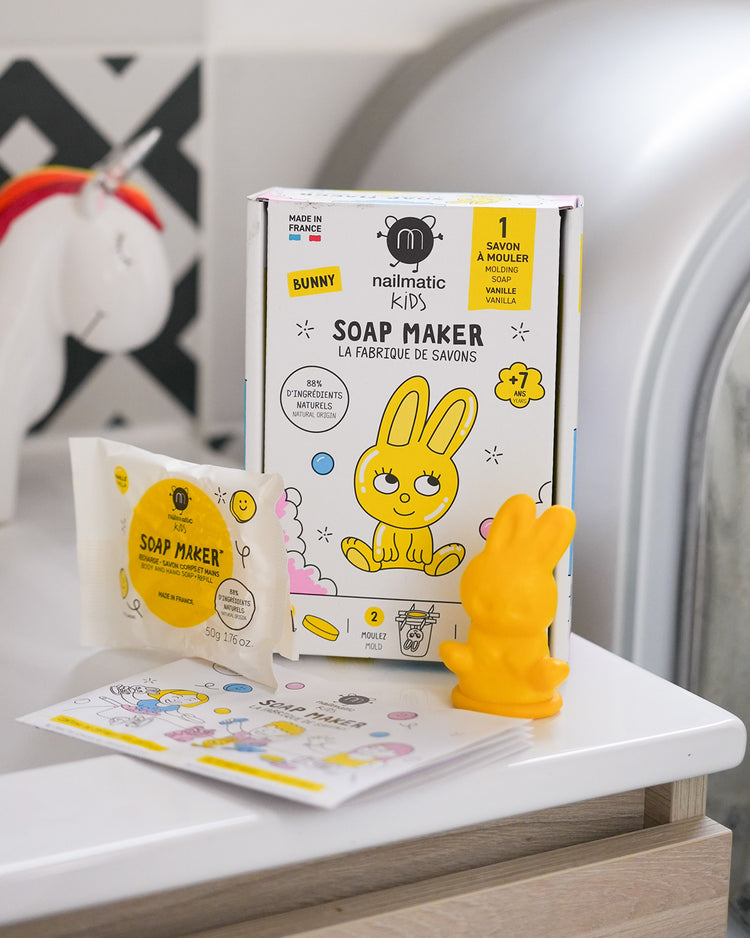 Kit DIY pour fabriquer un savon en forme de lapin mignon.