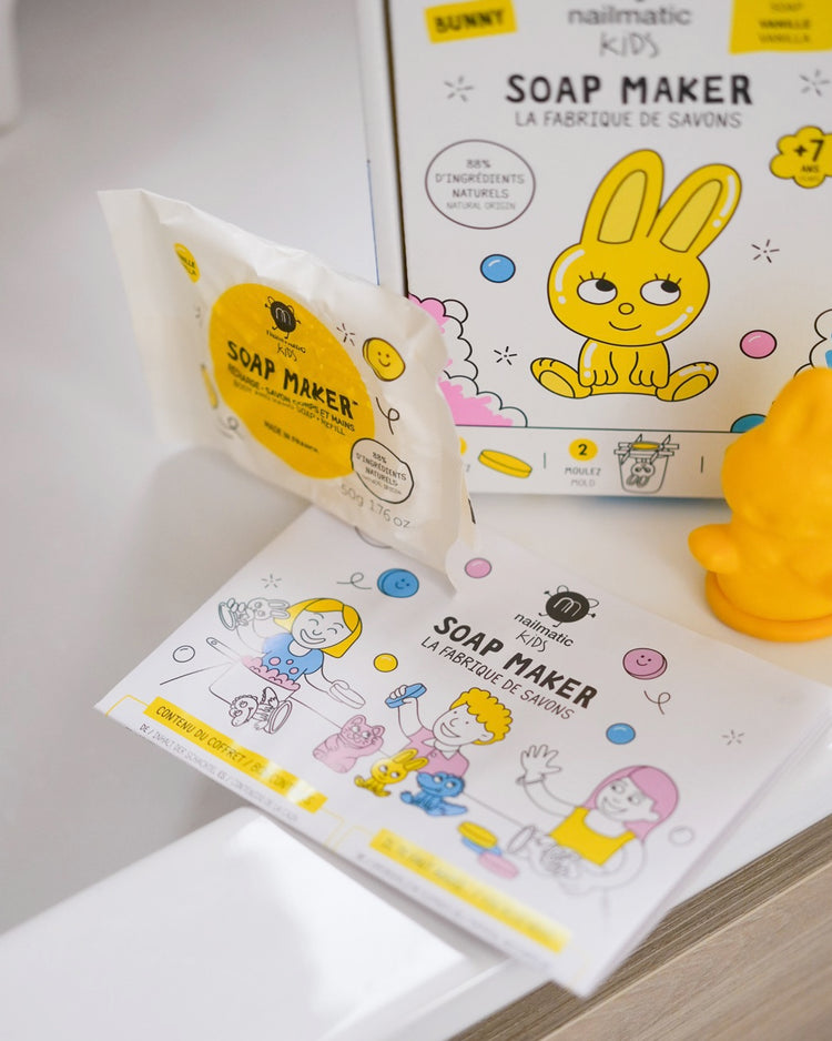 Kit DIY pour créer un savon en forme de lapin, vue de face.
