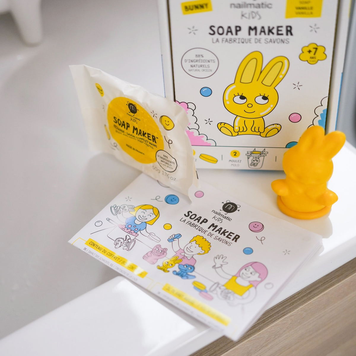 Kit DIY pour créer un savon en forme de lapin, vue de face.