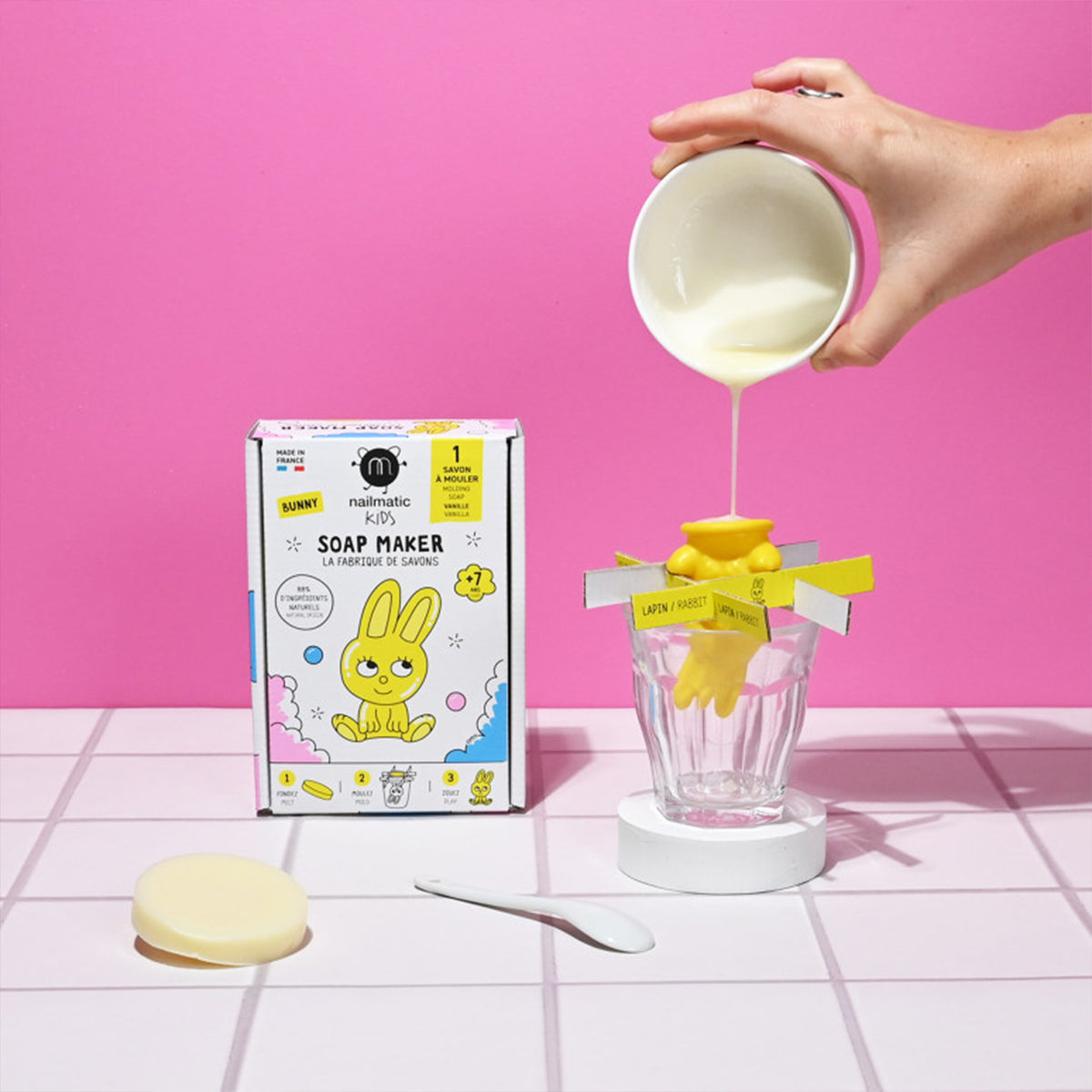 Kit DIY pour fabriquer un savon en forme de lapin.