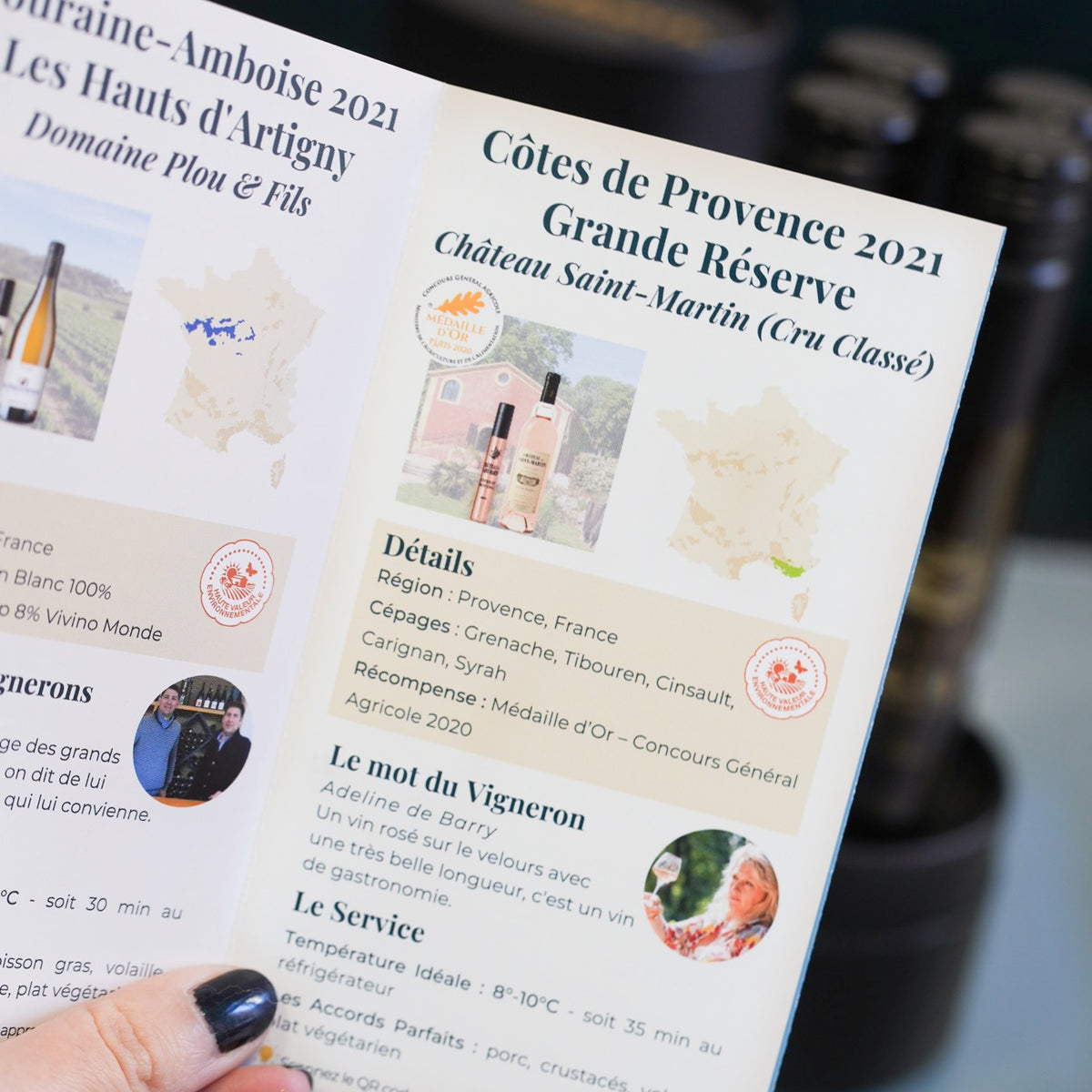 Coffret de dégustation avec flacons de vin en verre élégant.