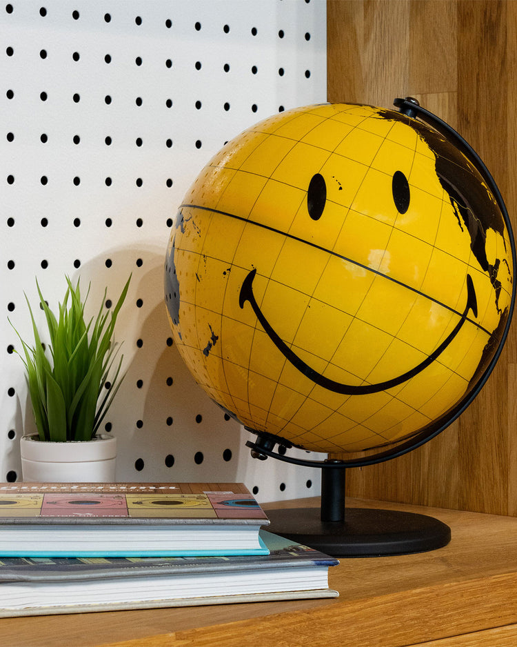 Globe terrestre Smiley avec motifs joyeux sur fond blanc