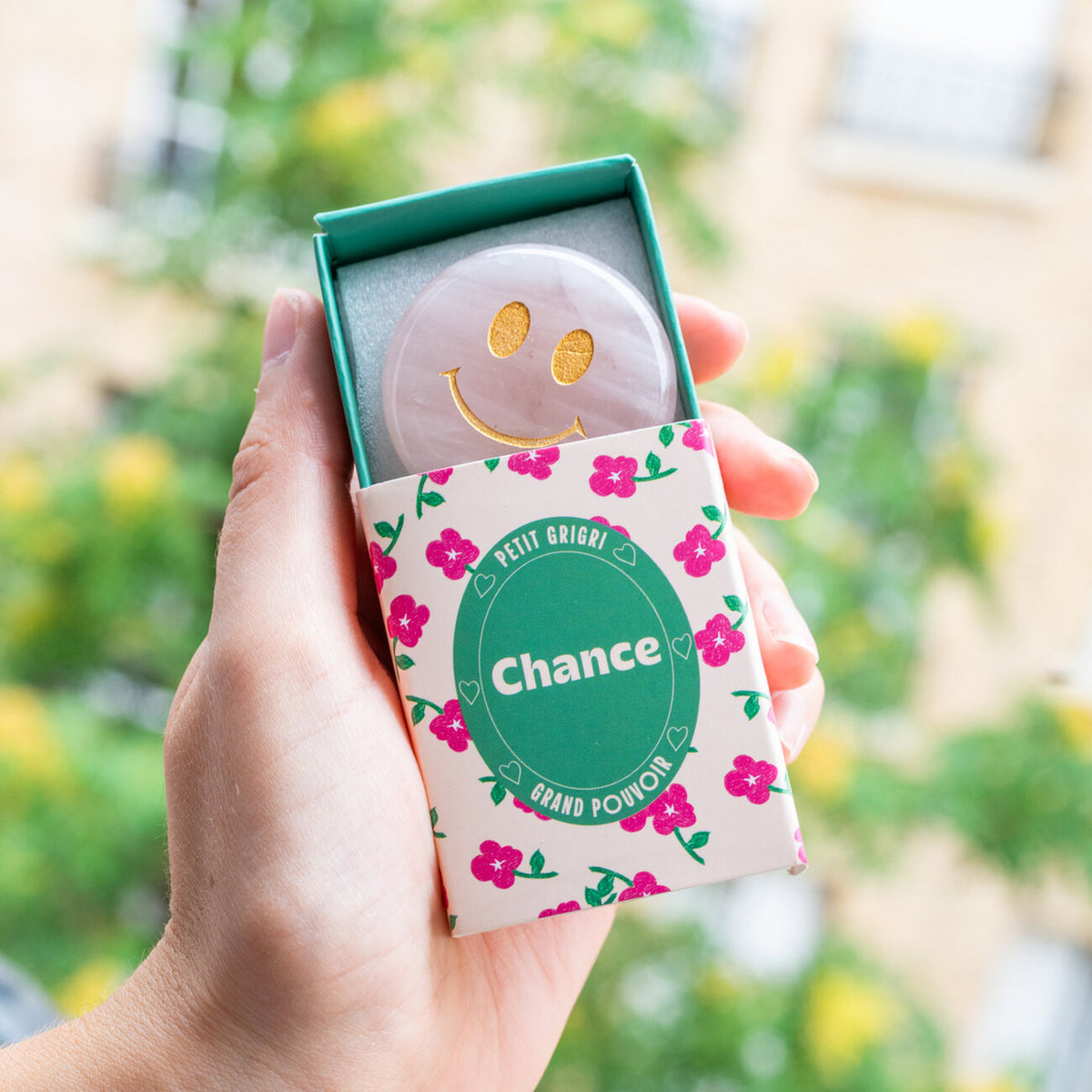 Grigri chance en Quartz rose avec sourire et écrin fleuri