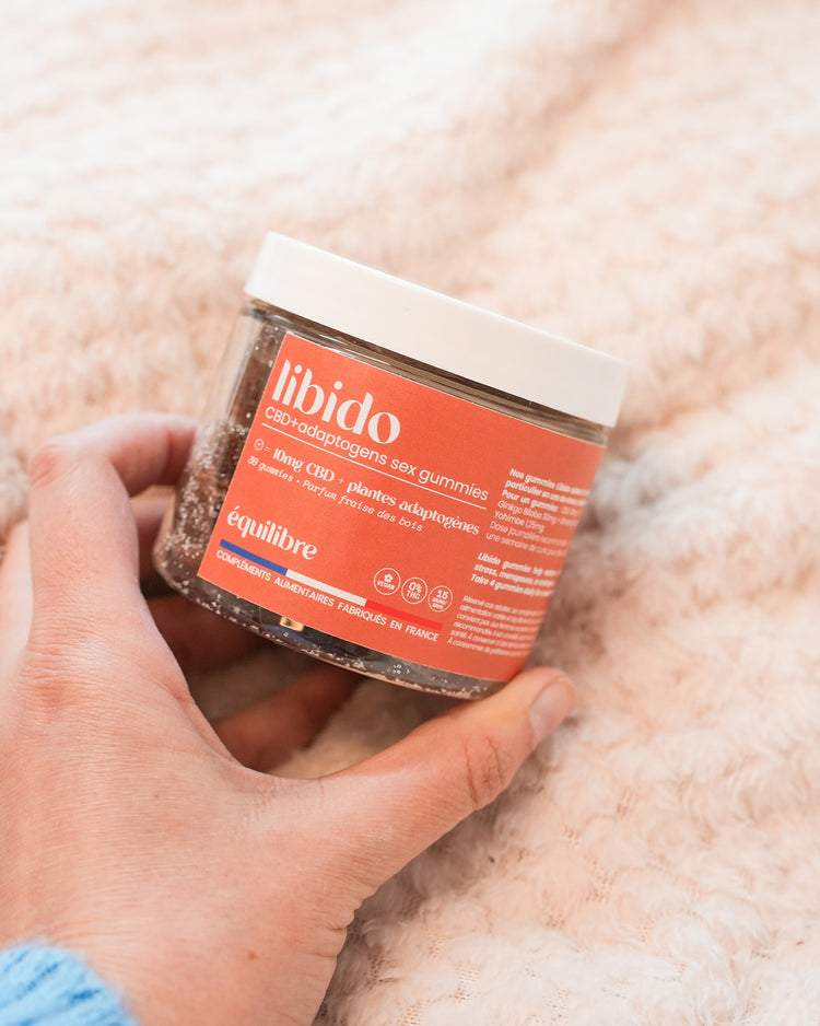Gummies au CBD en forme de fraise des bois, texture brillante.