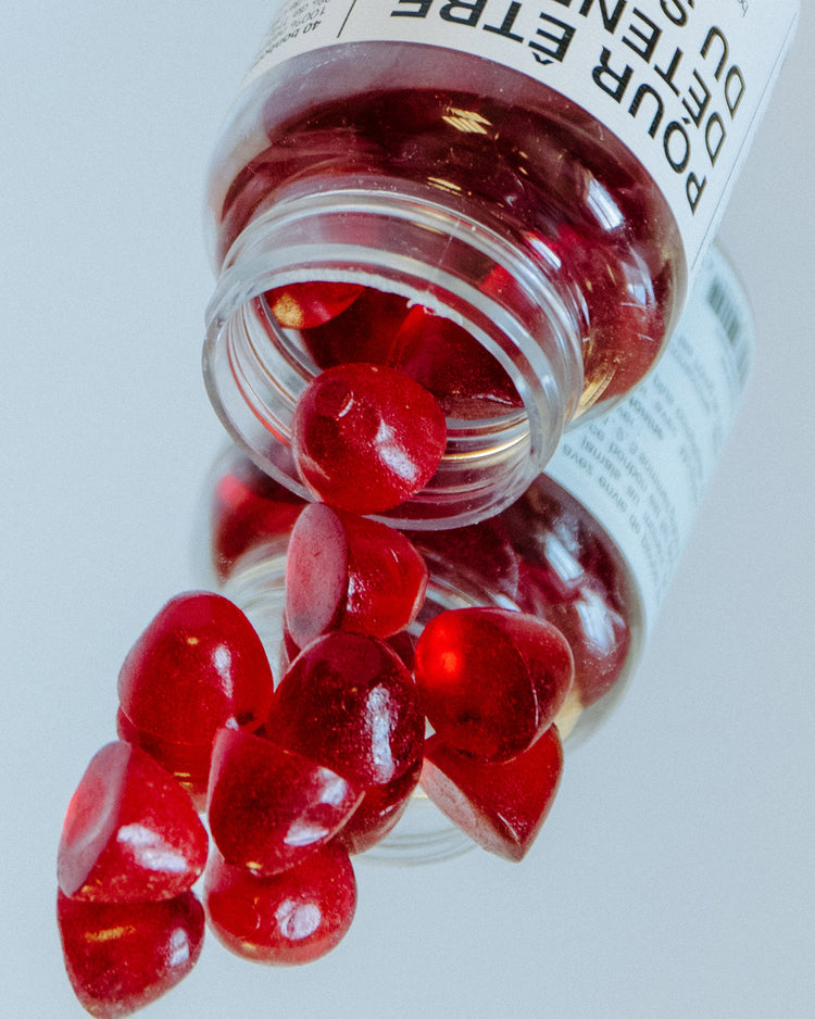 Gummies relaxants aux fruits rouges, texture gélifiée brillante.