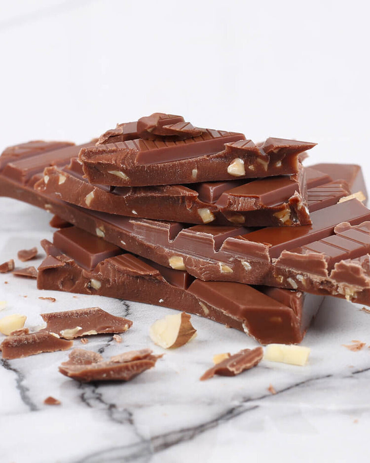 Tablette de chocolat au lait avec amandes, design festif