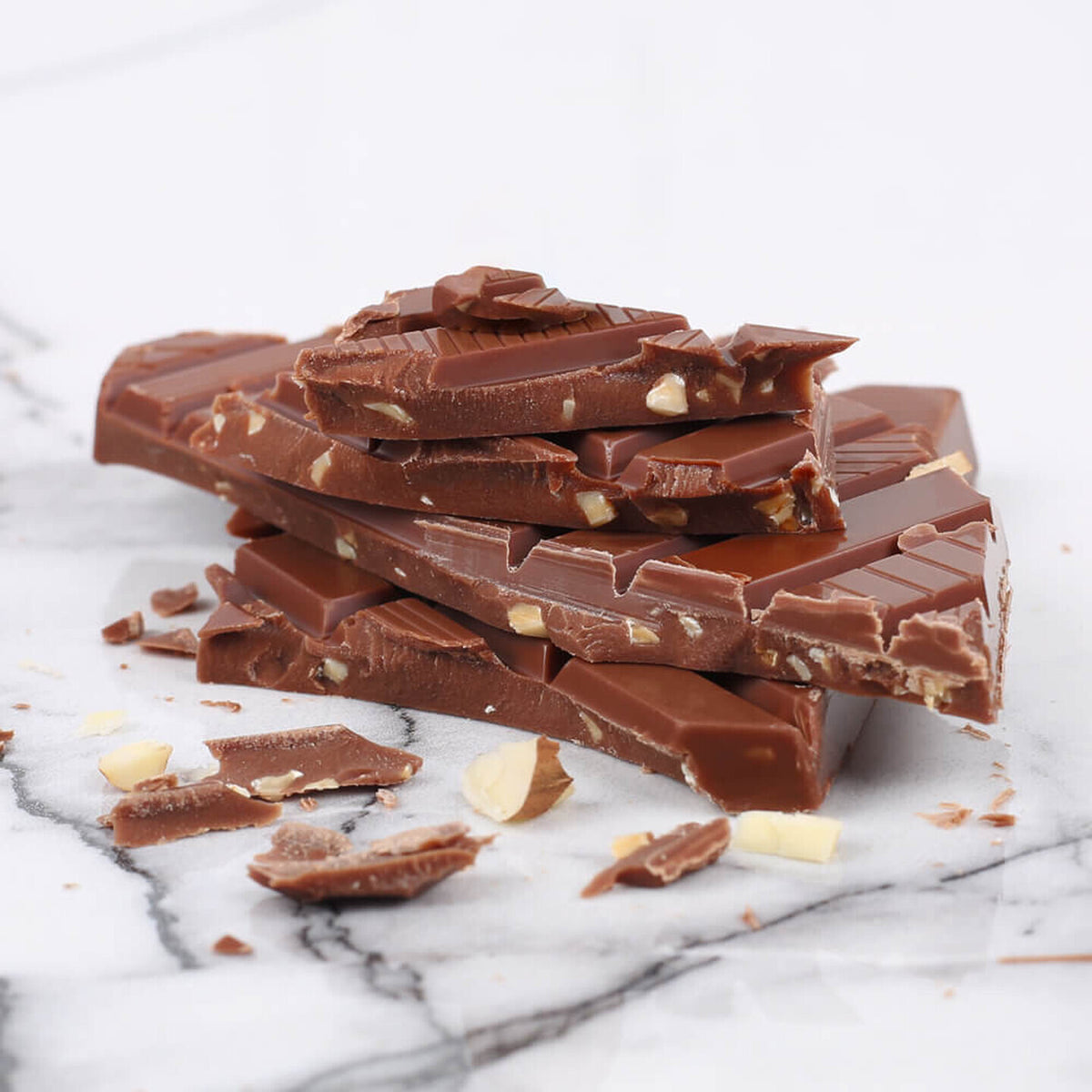 Tablette de chocolat au lait avec amandes, design festif