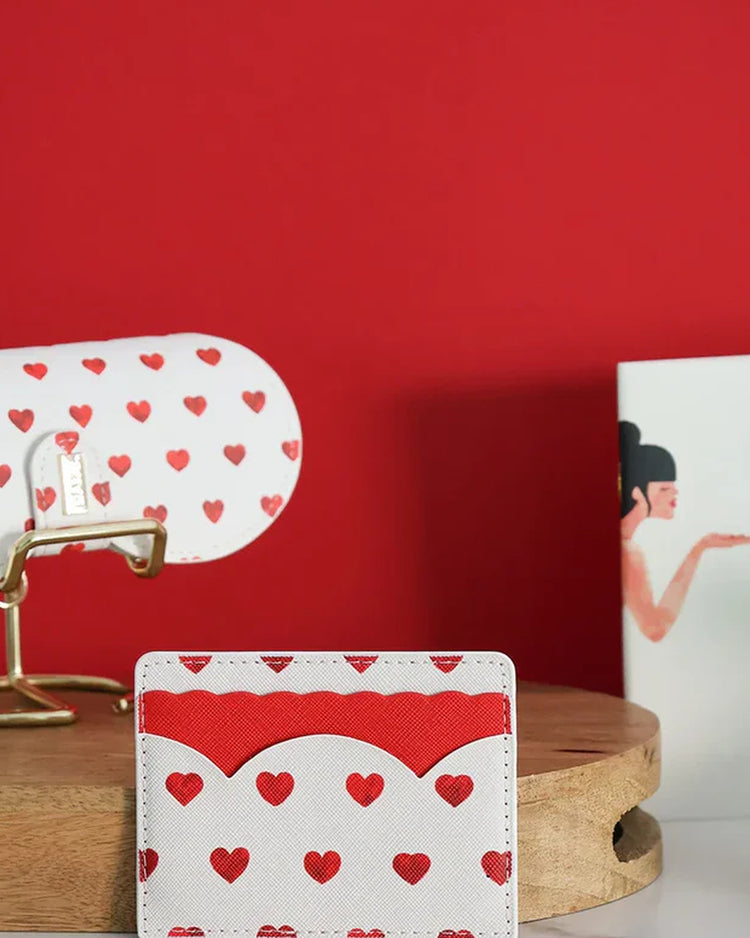 Porte-cartes avec motifs de cœurs rouges sur fond clair