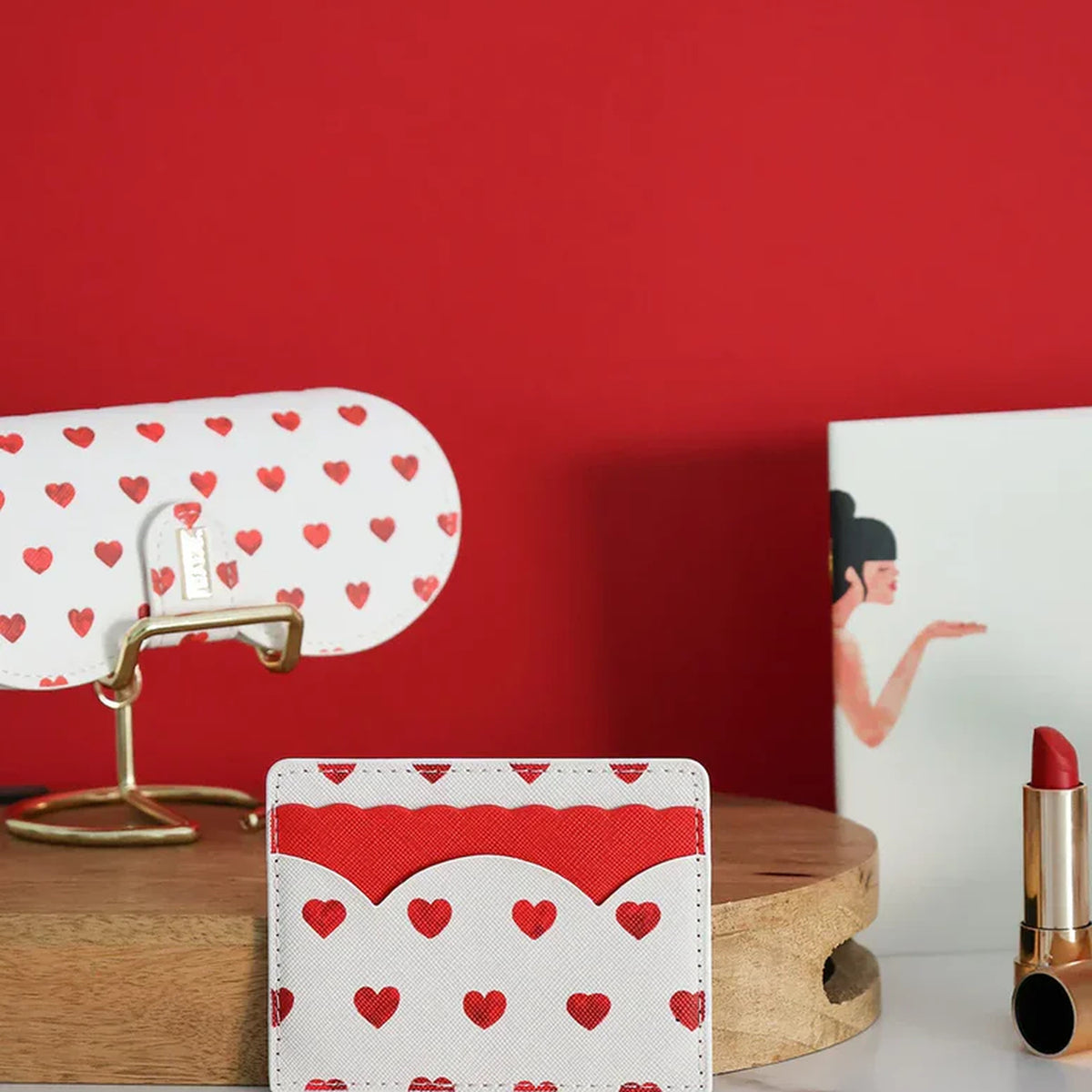 Porte-cartes avec motifs de cœurs rouges sur fond clair
