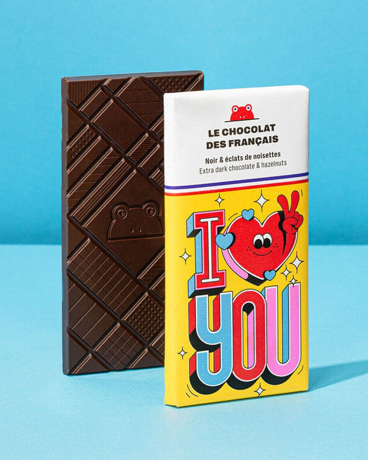 Tablette de chocolat noir avec noisettes, message 'I love you