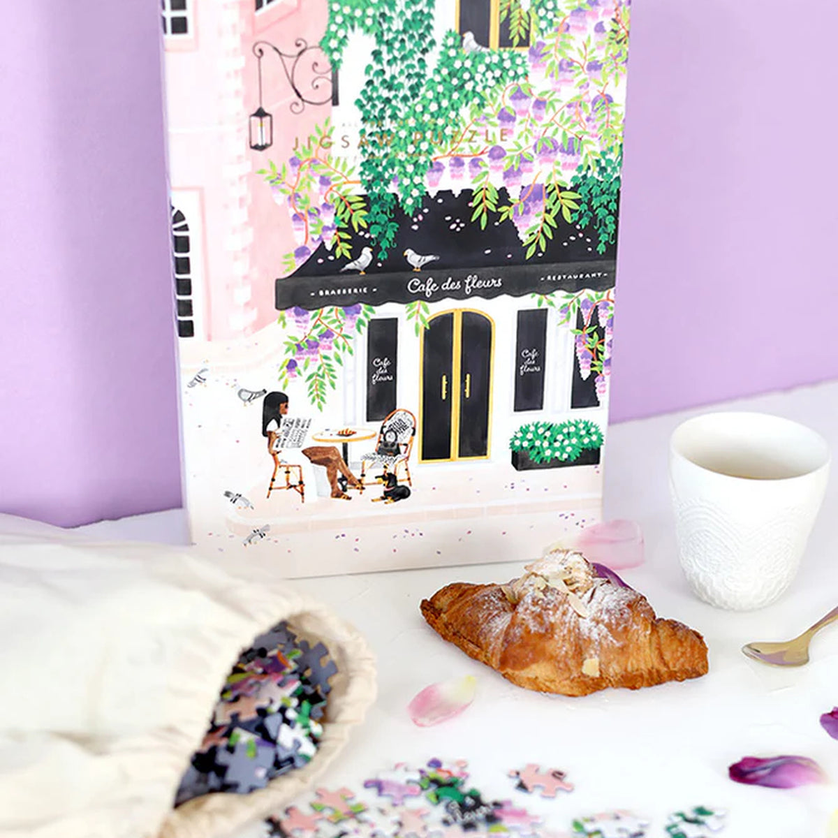 Puzzle représentant un café parisien avec des détails colorés