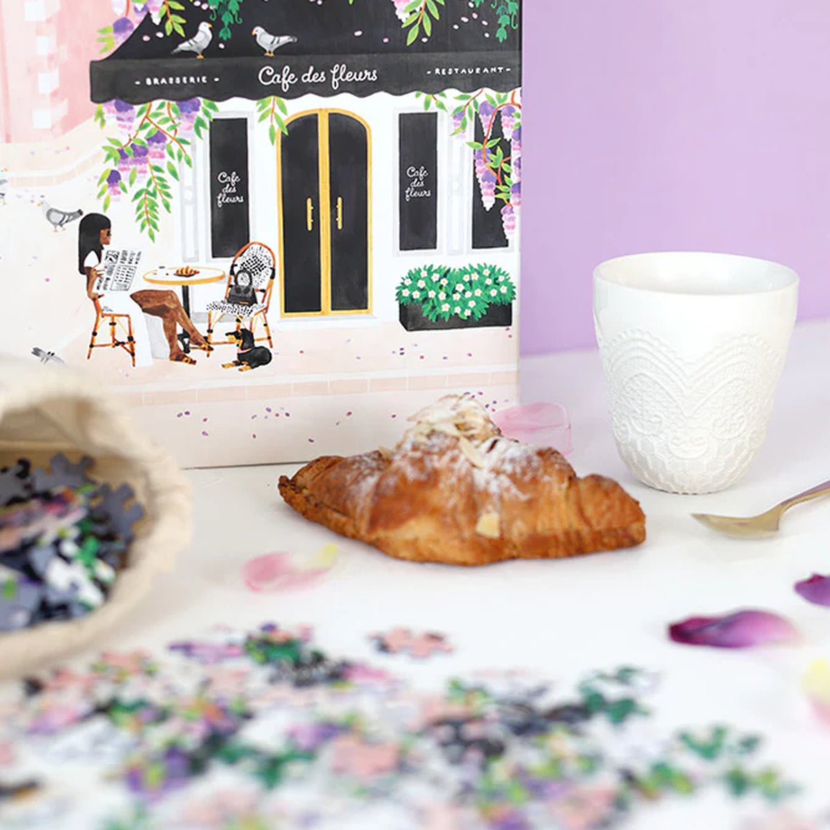 Puzzle représentant un café parisien avec des détails colorés