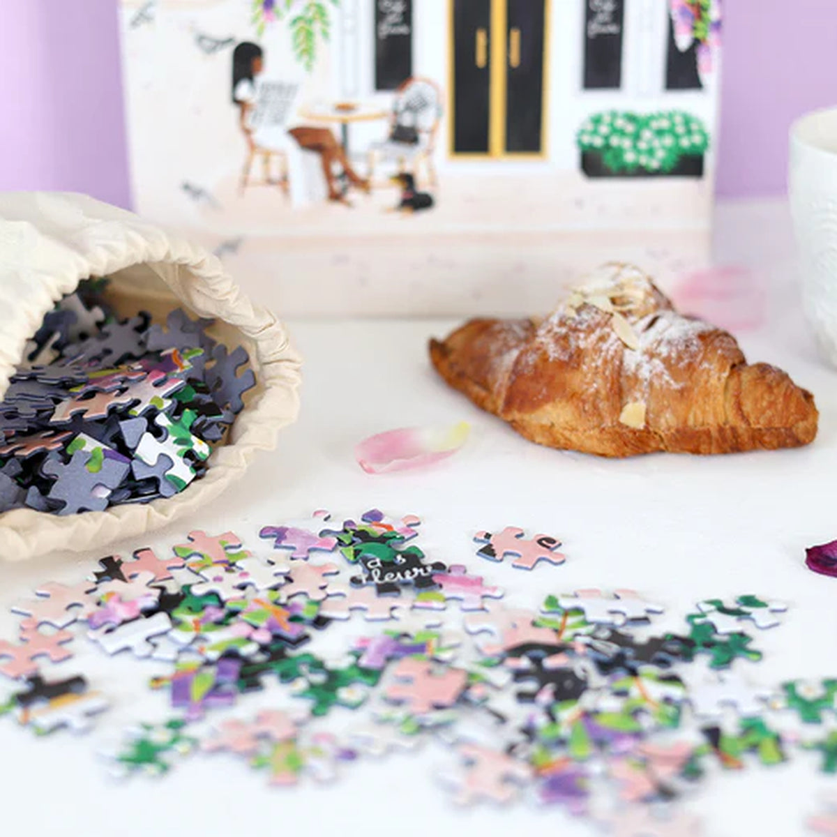 Puzzle représentant un café parisien avec détails colorés