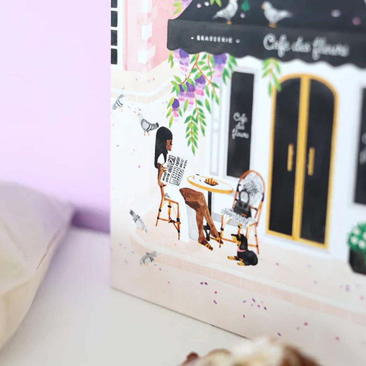 Puzzle représentant un café parisien avec des détails colorés