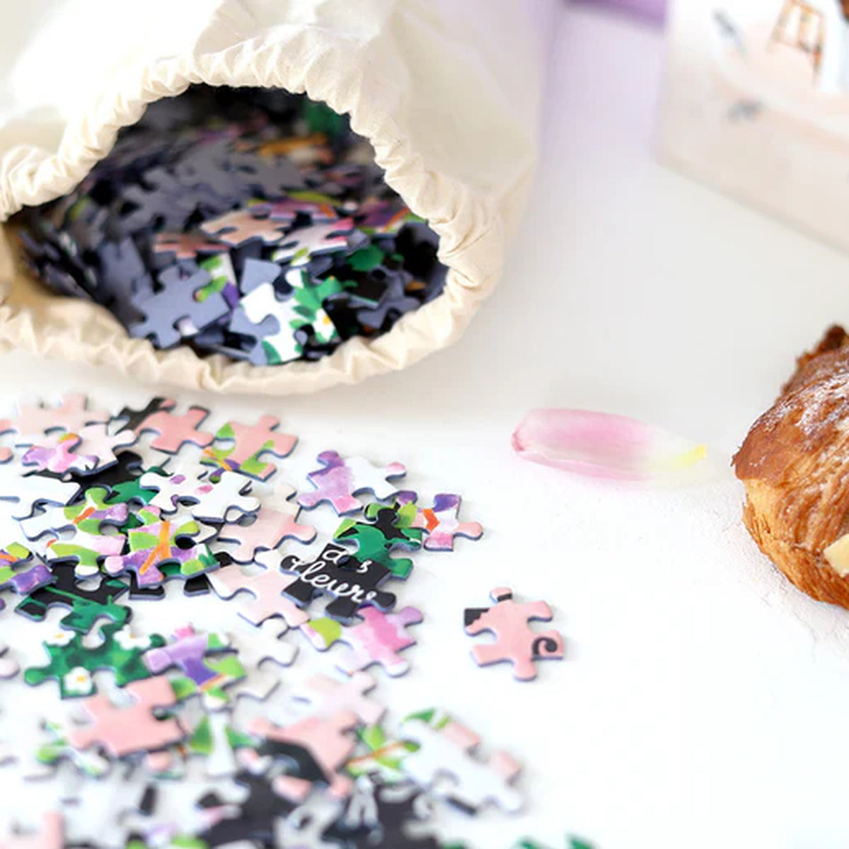 Puzzle représentant un café parisien avec détails colorés