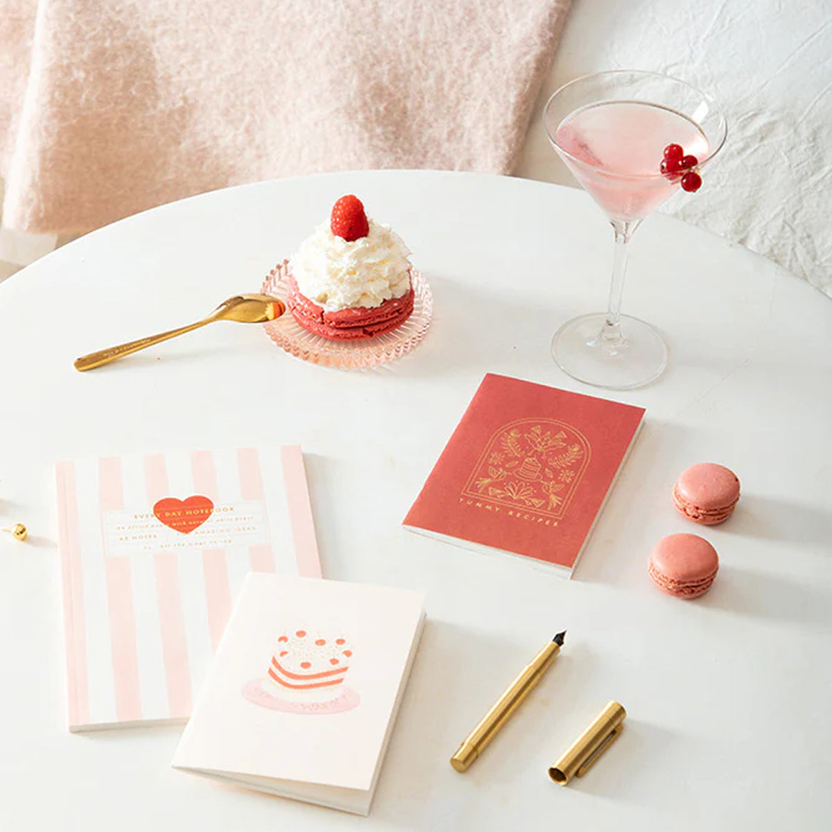 Carnet rayé rose avec motif cœur rouge sur la couverture