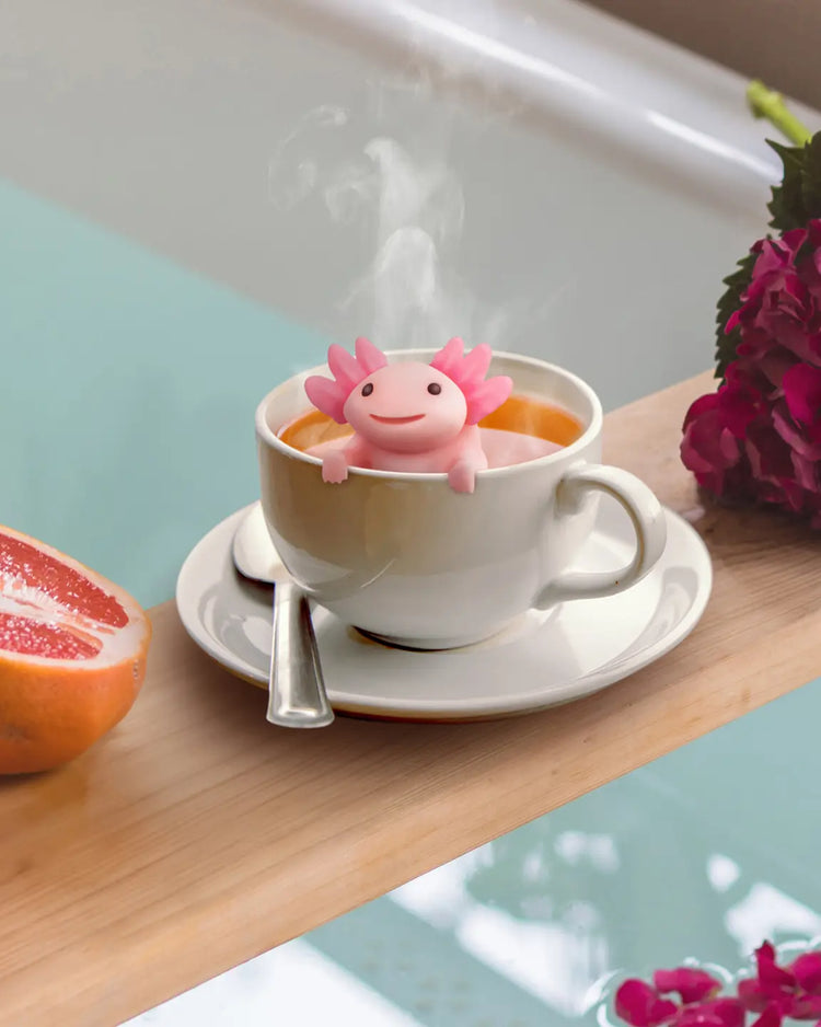 Infuseur à thé axolotl suspendu au bord d'une tasse