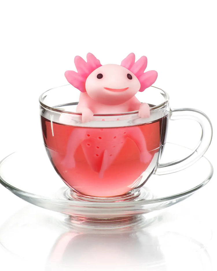 Infuseur à thé axolotl suspendu au bord d'une tasse