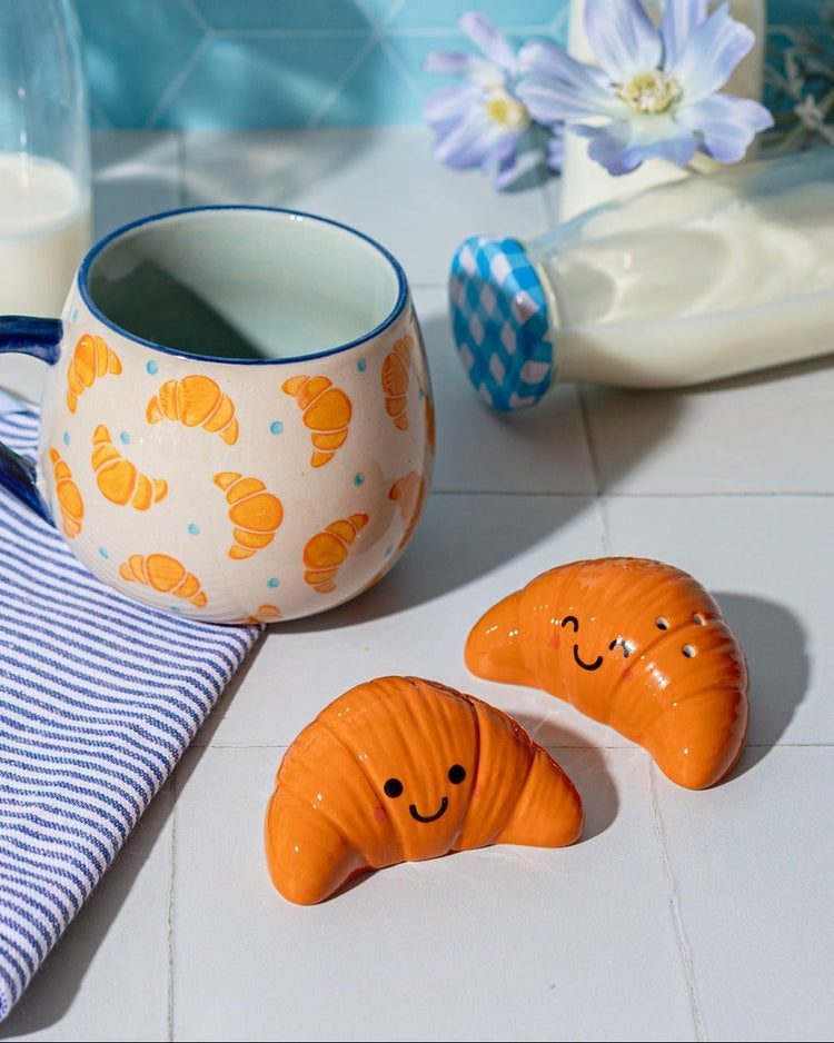 Salière et poivrière en forme de croissants sur une table